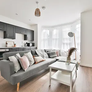 Stayright Spacious With Private Parking- 15-minute Stroll To Town Centre Apartment